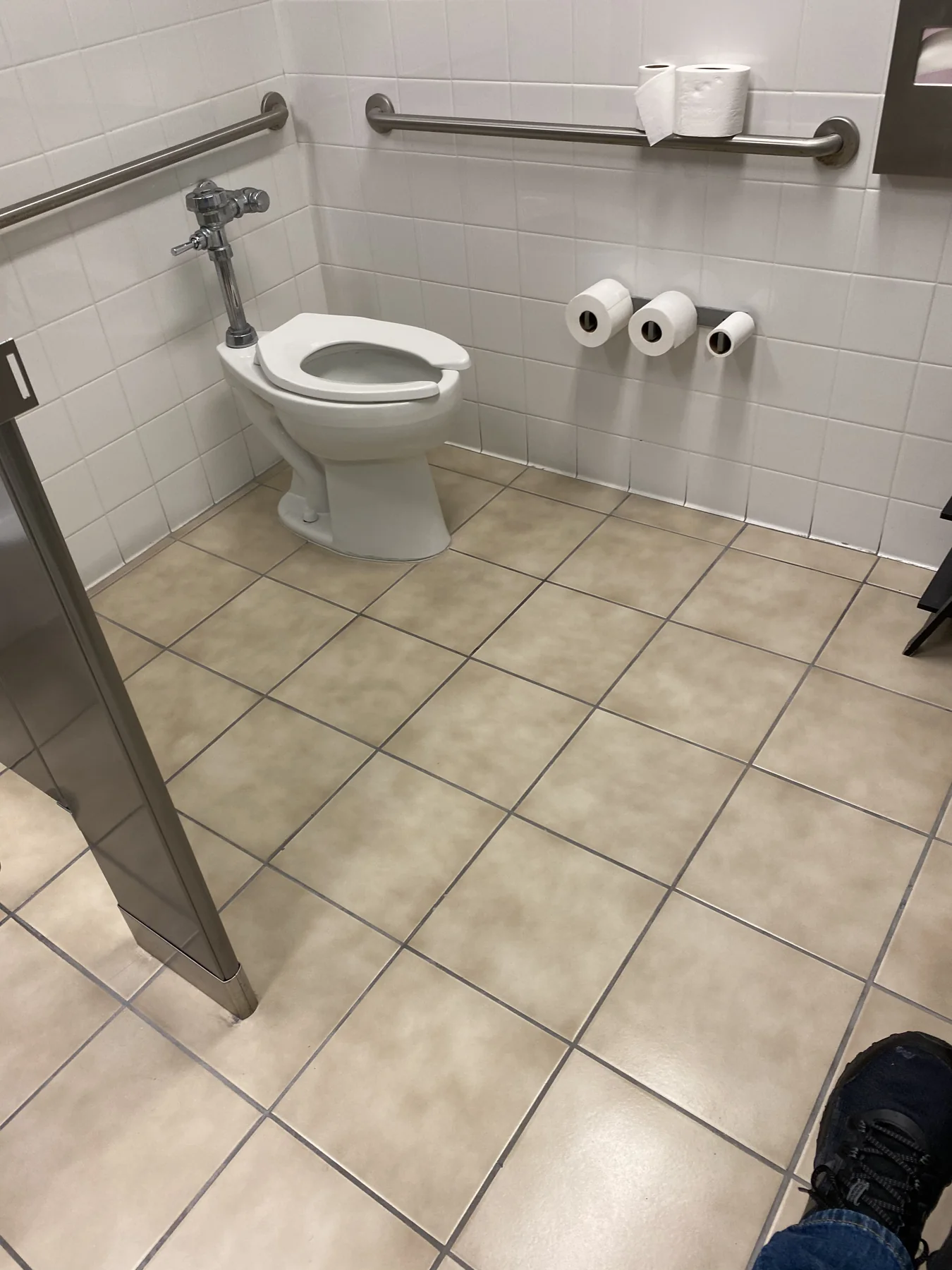 Accessible toilet and grab-bar layout — image 4